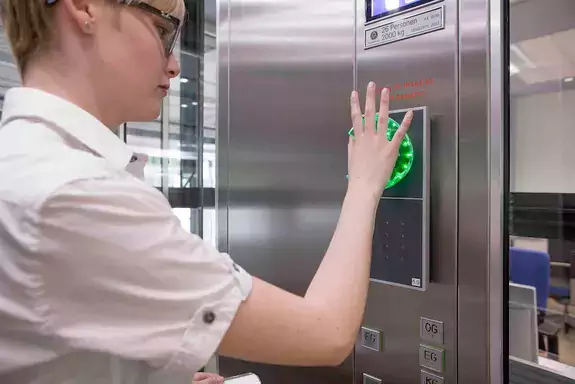 اکسس کنترل آسانسور بیومتریک